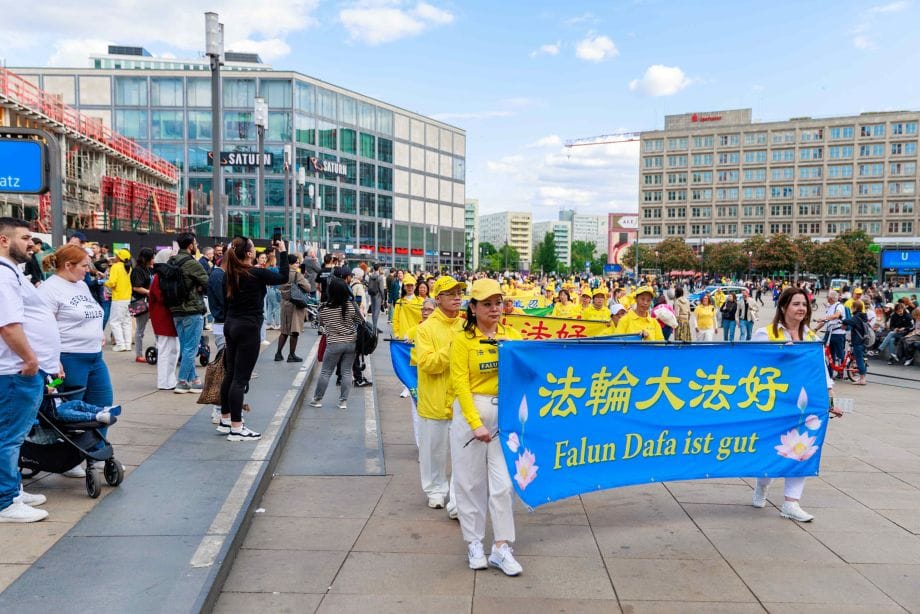 「你們做得很了不起」德國法輪功真相點那些感人瞬間