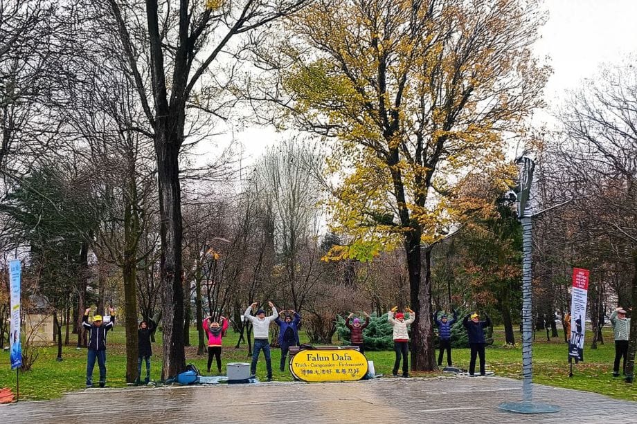 「真善忍開創公正社會」 羅馬尼亞人支持法輪功