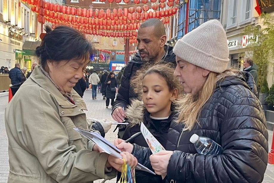 倫敦居民和遊客譴責中共迫害法輪功