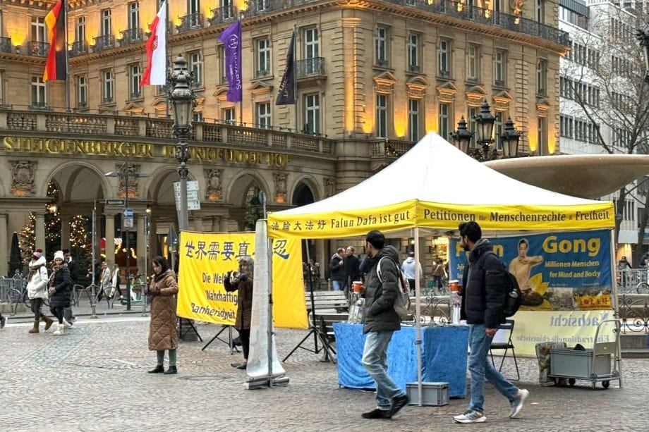 聖誕傳真相 法蘭克福市民讚法輪功：這樣做很好