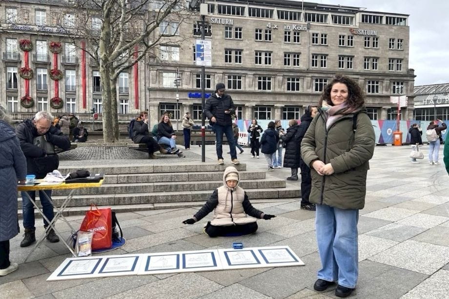 德國科隆大教堂廣場傳真相  市民讚佩真善忍