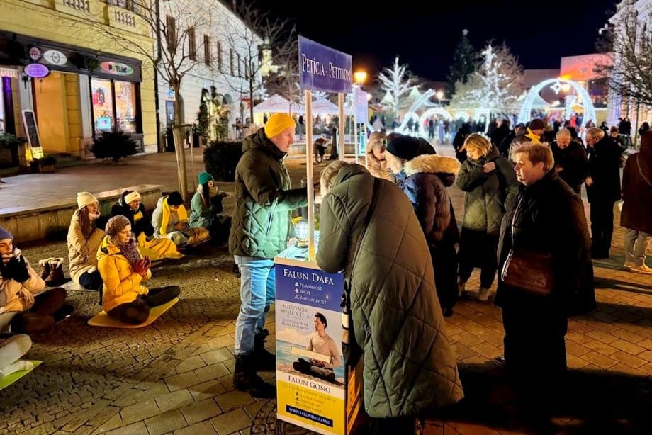 「真善忍非常有益」 斯洛伐克隆冬傳真相民眾聲援