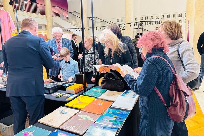 神韻啟迪心靈  波蘭觀眾購買《轉法輪》