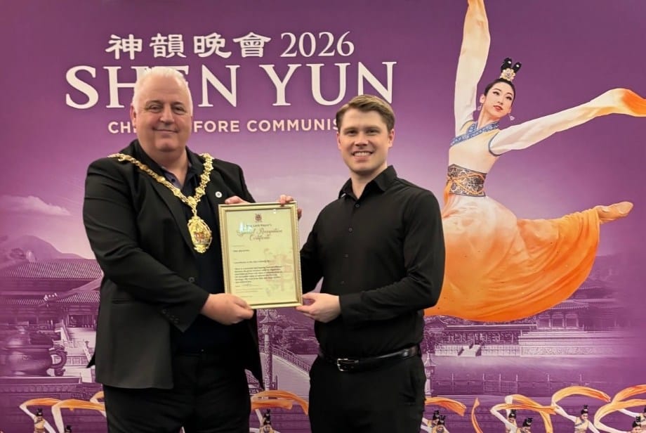 英國市長向神韻頒發表彰證書  期待再臨
