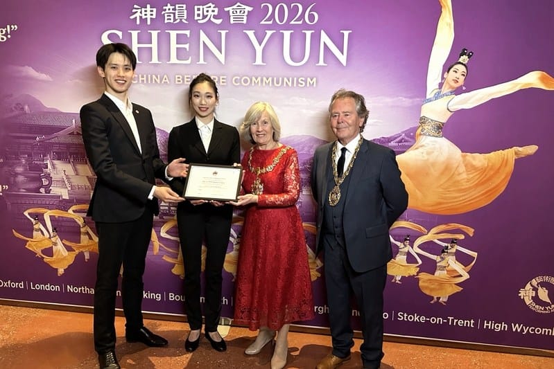 英國52場神韻爆滿落幕  多位市長頒發感謝狀
