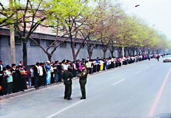 母親的「四·二五」：那一天，她決定站出來