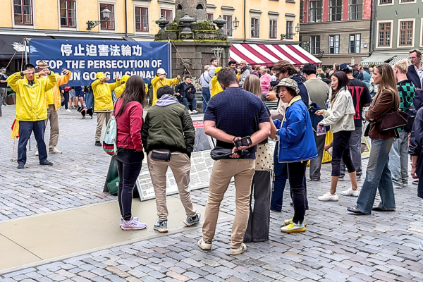 在斯德哥爾摩各知名景點，常能看見法輪功學員展示功法、發放資料的身影。